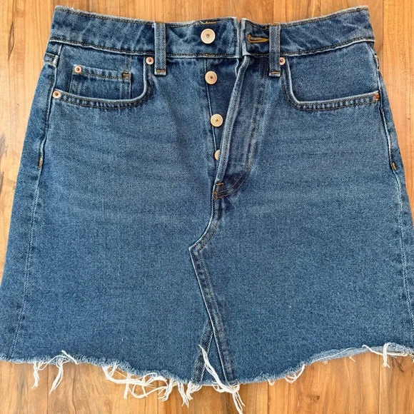 H&M Blue Denim Mini Skirt. Size 4. Never worn. - Picture 2 of 5